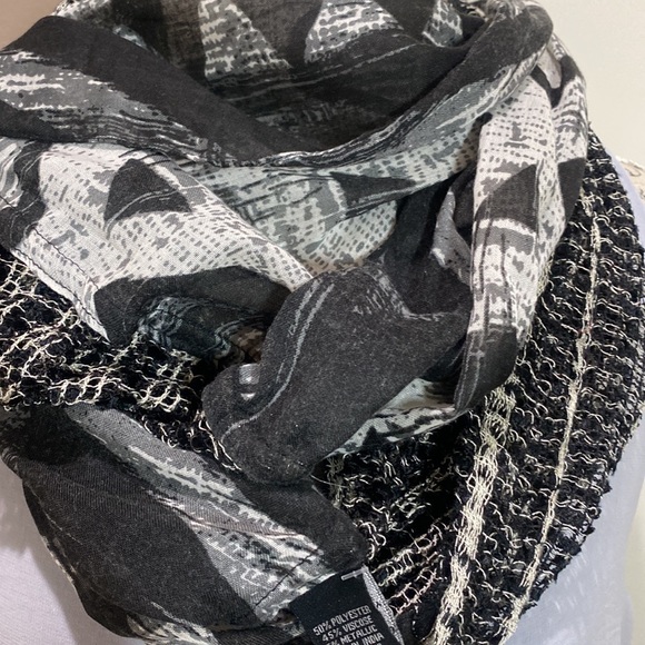 Black & Light Grey, 19” x 33” Aztec Design Scarf, NWT - Picture 4 of 8